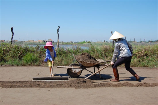 Nghề ‘độc’ ở các đồng muối Sa Huỳnh