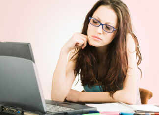 Tận dụng thời gian công sở để…tìm việc mới