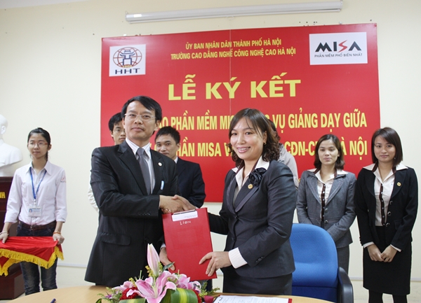 MISA HN chuyển giao PM MISA SME.NET 2012 cho trường CĐ Nghề Công Nghệ Cao Hà Nội