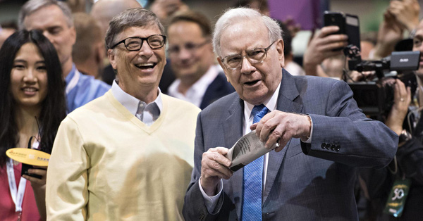 Nhìn Warren Buffett với Bill Gates mới thấy, muốn giàu có, nhất định phải chơi với người giỏi hơn mình!