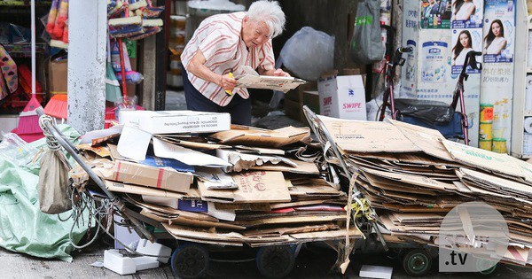 5.000 ‘bà già thùng carton’ và mặt trái cuộc sống phồn hoa Hong Kong