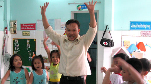 Khi thầy làm… “cô nuôi dạy trẻ”