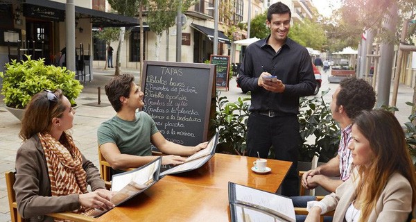 Vì sao nếu rủ cả nhóm đi ăn và ‘campuchia’, ai cũng chăm chăm gọi món đắt hơn dù không thích?