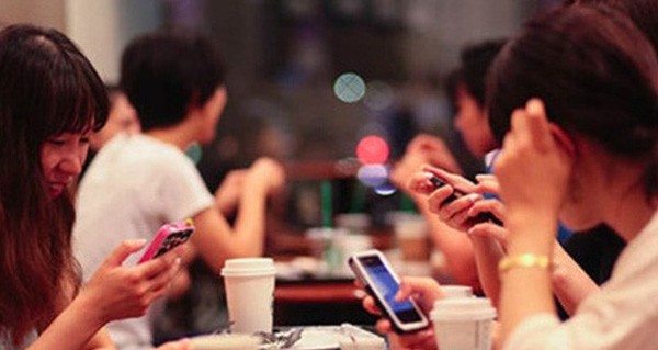 Thế hệ người Việt trẻ suốt ngày ‘cắm mặt’ vào điện thoại đang khiến cả một ngành kinh doanh thay đổi ra sao?