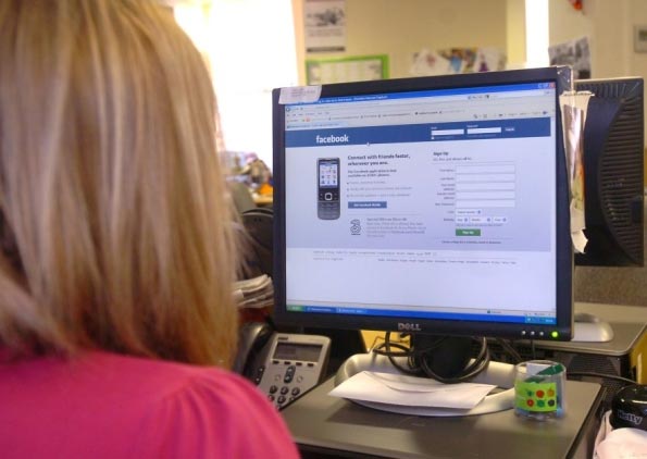 Dân công sở Ấn Độ đau đầu vì facebook