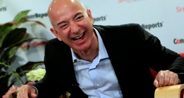 Nhìn lại chặng đường lên ngôi tỷ phú số 1 thế giới của Jeff Bezos: Kẻ nghiệp dư sở hữu bộ óc thiên tài, âm thầm ‘bán giấc mơ’ suốt 20 năm