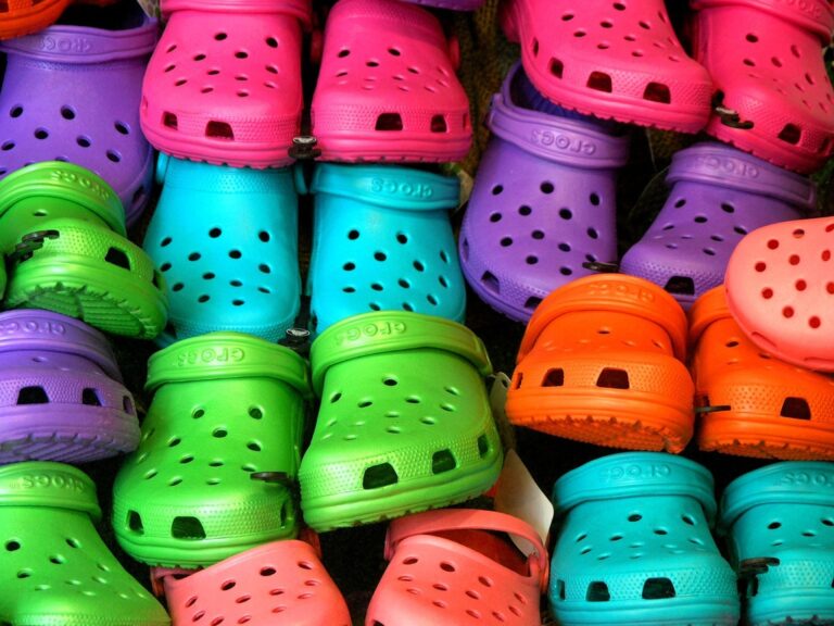 Crocs: từ những đôi giày “dở hơi” trở thành công ty tỉ phú