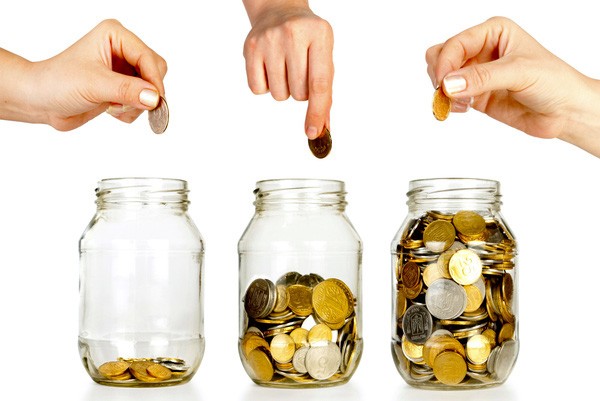 Mỗi giai đoạn của cuộc đời, bạn cần tiết kiệm tiền thế nào mới đủ để “tự do tài chính”?