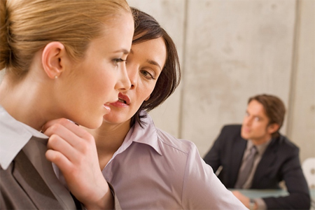 Các cách đối phó khi bị đồng nghiệp chơi ” khăm ” mình
