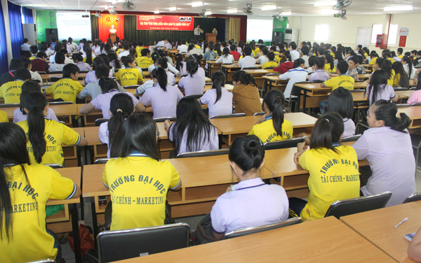 Hơn 400 sinh viên trường ĐH Tài chính Marketing được giới thiệu về AMIS.VN