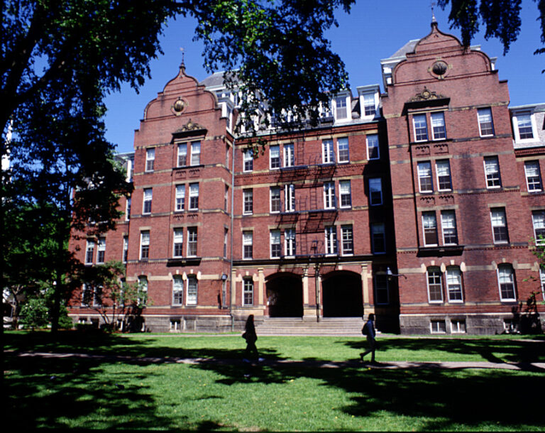 Những cựu sinh viên Harvard lừng danh thế giới