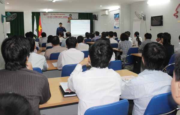 Gần 100 doanh nghiệp tham gia hội thảo về Quản trị QHKH tại Tp.HCM