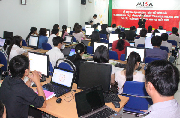 Hơn 60 giảng viên tham gia khóa đào tạo MISA SME.NET 2010