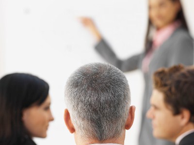 Các doanh nghiệp đau đầu với những nhân viên lớn tuổi