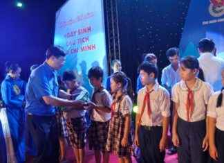 Báo Thanh niên trao 100 suất học bổng Nguyễn Thái Bình cho học sinh Bình Thuận