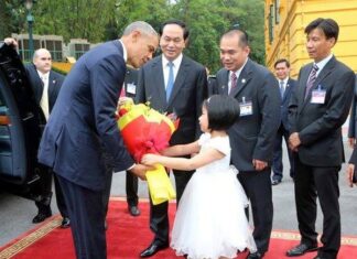Bé gái lớp 1 vinh dự được tặng hoa cho Tổng thống Mỹ Obama tại Phủ Chủ Tịch