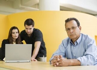 Sếp lớn tuổi – nên hành xử thế nào?