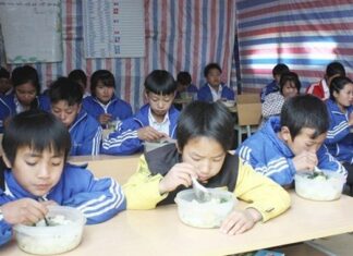 Chăm lo từng bữa ăn bán trú cho học sinh