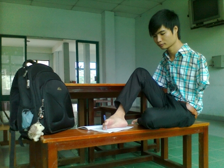 “Chàng sinh viên không tay” không đầu hàng số phận
