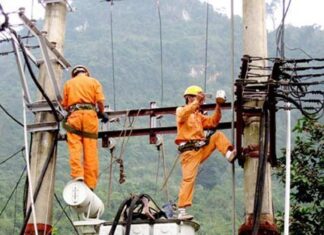 Chê việc, công nhân thuê người làm thay