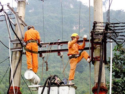 Chê việc, công nhân thuê người làm thay