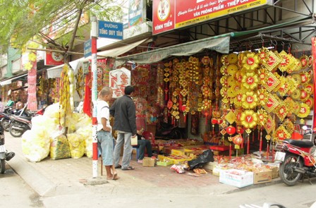 Chị em bỏ việc công sở đi buôn hàng tết