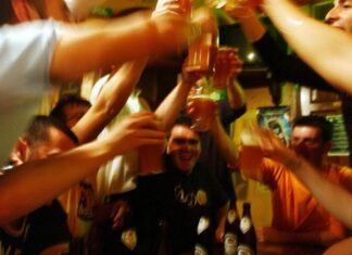 Chính sách “Bảo vệ tối thứ 6” của ngân hàng vì sợ nhân viên phát điên