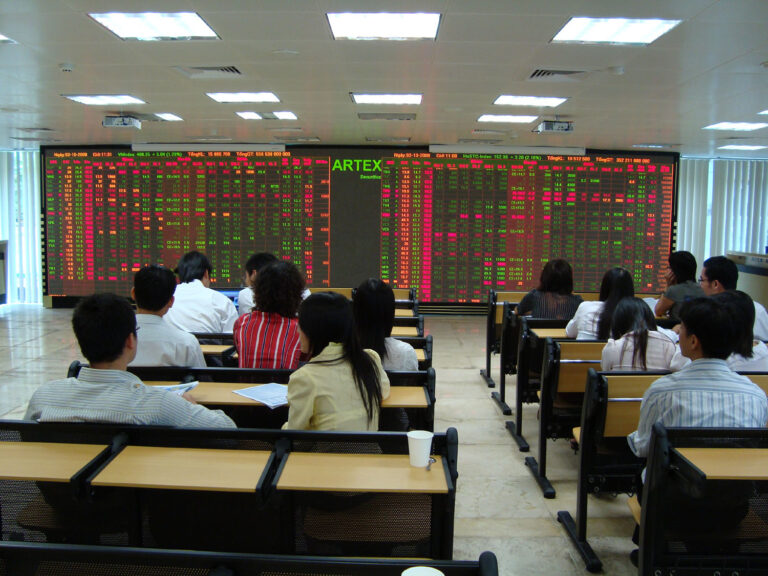 Cổ phiếu rớt giá, sinh viên tập làm nhà đầu tư ở sàn ảo