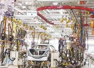 Có nên tiếp tục ưu đãi sản xuất ô tô du lịch?