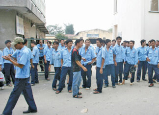 Không cho nằm nghỉ trưa, hàng trăm công nhân đình công