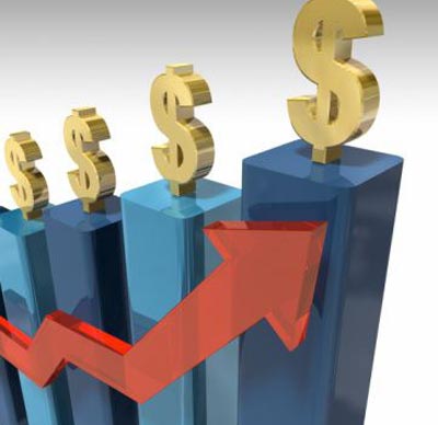 Chị em công sở kiếm thêm bằng bán hàng online chống chọi bão giá