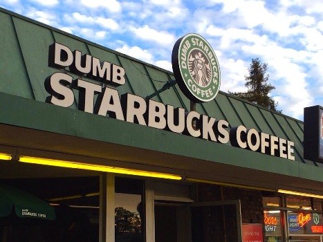 Dumb Starbucks, cửa hàng nhái hút khách
