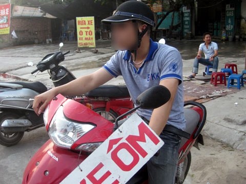 Kỹ sư xây dựng làm xe ôm kiếm sống qua ngày