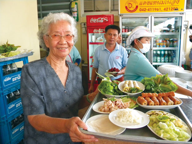 Nữ tỉ phú Việt nổi danh đất Thái nhờ gánh nem Huế của mẹ