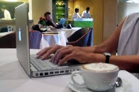Có nên làm việc tại nhà, quán café thay vì đến công sở?