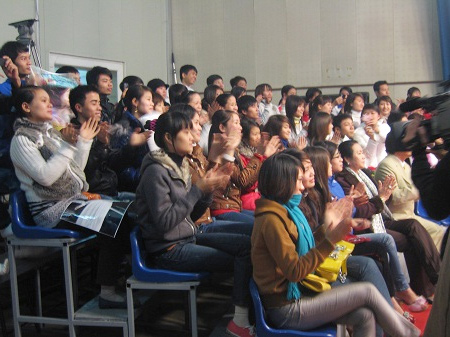 “Nghề” cổ động viên và những điều chưa biết