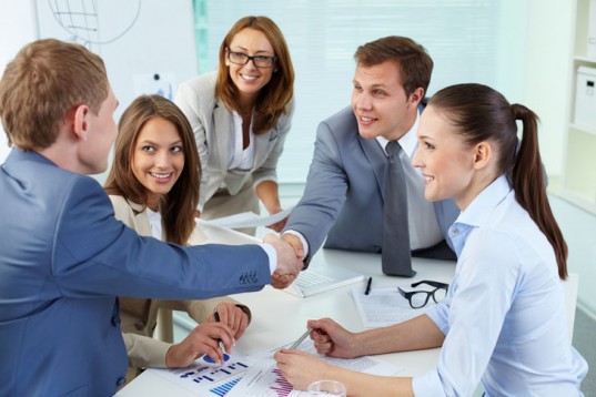 Mẹo ứng xử nơi công sở: Tranh luận chứ không tranh cãi