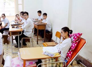 Hà Nội: Thí sinh 14 tuổi làm bài thi trên giường bệnh đặc biệt