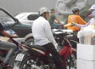 Những phụ nữ mưu sinh ở nơi bụi nhất Hà Nội