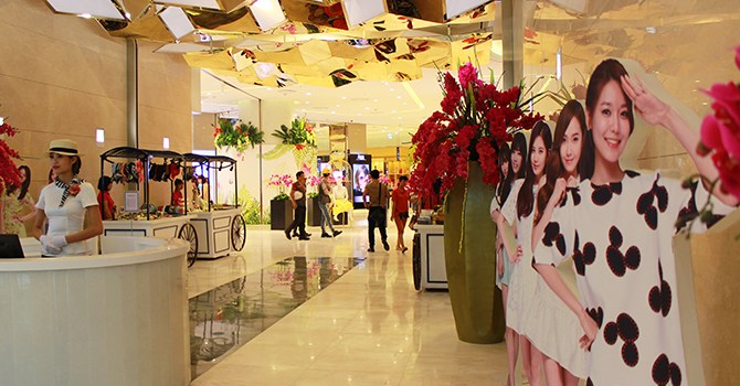 Hàng hiệu “siêu cao cấp” vắng bóng ở Lotte Center