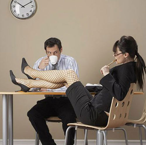 Hành vi sàm sỡ và quấy rối tình dục ở nơi làm việc bị nghiêm cấm