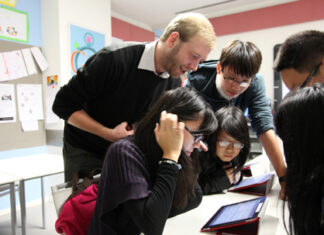 Hà cớ gì phải hà tiện lời khen