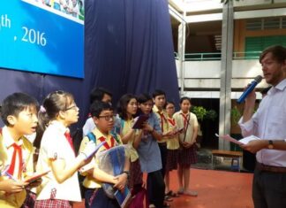 Học sinh thích thú nói tiếng Anh với người nước ngoài