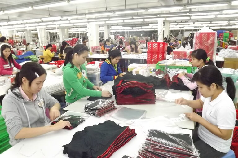 Công nhân vất vả “mùa giáp hạt”