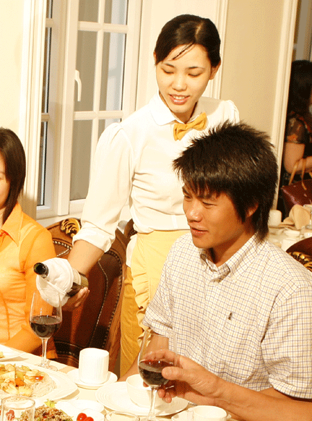 Mẹo “kiếm thêm” của nhân viên bồi bàn