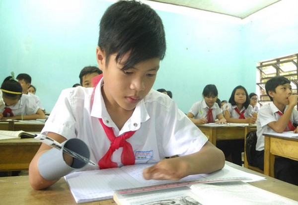 Khâm phục tinh thần hiếu học của cậu học trò không tay