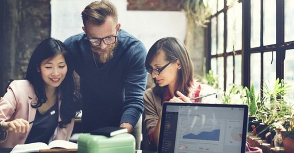 Khi nào thì nên gạt tiền bạc sang một bên để giúp đỡ người khác?