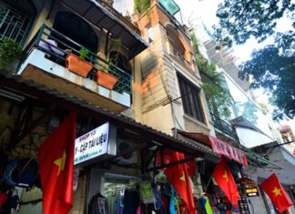 Kinh doanh cà phê chật hẹp, tối om ở đất vàng Hà Nội