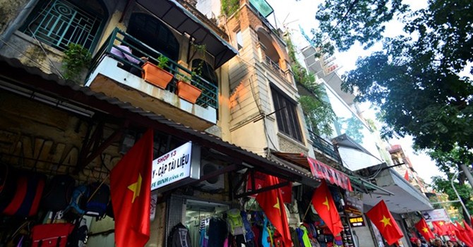 Kinh doanh cà phê chật hẹp, tối om ở đất vàng Hà Nội