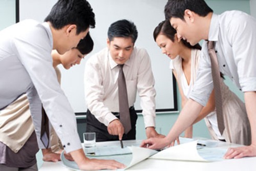 Kinh tế khóa khăn: tránh bão hay đương đầu
